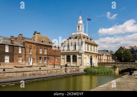 Das alte Custom House 1683 auf der anderen Seite des Wassers. Purfleet Quay, Kings Lynn, Norfolk, England, Großbritannien, Großbritannien Stockfoto