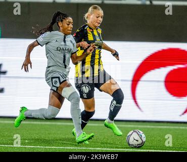 Paris Ashley Lawrence und Hacken's Stine Larsen während der UEFA Women's Champions League, dem zweiten Qualifikationsspiel zwischen BK Hacken FF und Paris Saint-Germain Féminines in der Hisingen Arena in Göteborg, Schweden, am Mittwoch, 28. September 2022. Foto: Adam Ihse / TT / Code 9200 ***SCHWEDEN OUT*** Stockfoto