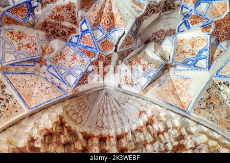 Geometrisch geformtes Innere der Moschee in Bukhara, Usbekistan Stockfoto