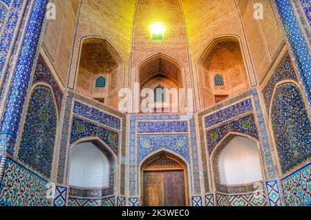 Bunte Mosaiken in der Madrasa in Bukhara, Usbekistan Stockfoto