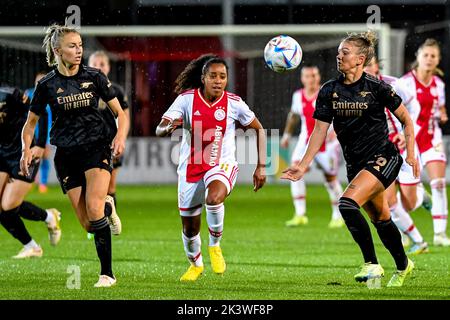 DUIVENDRECHT, NIEDERLANDE - 28. SEPTEMBER: Ashleigh Weerden von Ajax, Laura Wienroither von Arsenal während des UEFA Women's Champions League Qualifikationsspiels zwischen Ajax Amsterdam und dem FC Arsenal am 28. September 2022 in De Toekomst in Duivendrecht, Niederlande (Foto: Jan Mulder/Orange Picles) Stockfoto