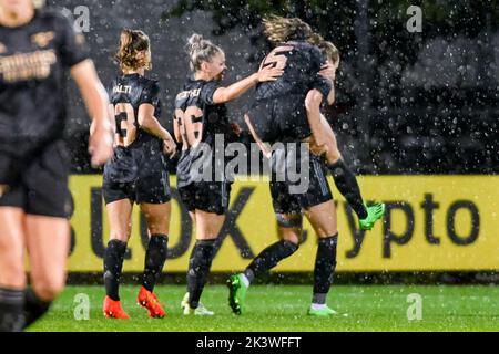 DUIVENDRECHT, NIEDERLANDE - 28. SEPTEMBER: Vivianne Miedema von Arsenal feiert nach dem ersten Tor seines Teams, Katie McCabe von Arsenal (an der Spitze), Lia Walti von Arsenal, Laura Wienroither von Arsenal während des UEFA Women's Champions League Qualifikationsspiels zwischen Ajax Amsterdam und FC Arsenal am 28. September in De Toekomst, 2022 in Duivendrecht, Niederlande (Foto: Jan Mulder/Orange Picturs) Stockfoto