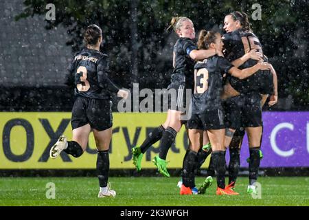 DUIVENDRECHT, NIEDERLANDE - 28. SEPTEMBER: Vivianne Miedema von Arsenal feiert nach dem ersten Tor seines Teams, Katie McCabe von Arsenal (an der Spitze), Lia Walti von Arsenal, Laura Wienroither von Arsenal während des UEFA Women's Champions League Qualifikationsspiels zwischen Ajax Amsterdam und FC Arsenal am 28. September in De Toekomst, 2022 in Duivendrecht, Niederlande (Foto: Jan Mulder/Orange Picturs) Stockfoto