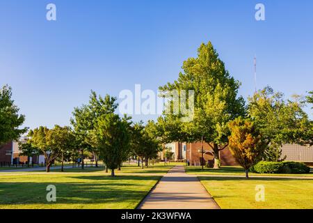 Sonniger Blick auf den Campus der University of Central Oklahoma in Edmond, Oklahoma Stockfoto