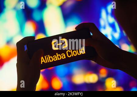 In dieser Abbildung ist das Alibaba Cloud-Logo (Aliyun) auf einem Smartphone zu sehen. Stockfoto