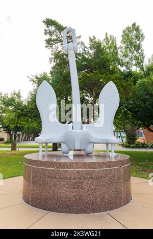 Oklahoma, 18 2022. AUGUST - Nahaufnahme des USS Oklahoma Anchor Memorial Stockfoto