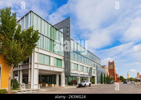 Oklahoma, AUG 18 2022 - Außenansicht des modernen Monarch-Gebäudes Stockfoto