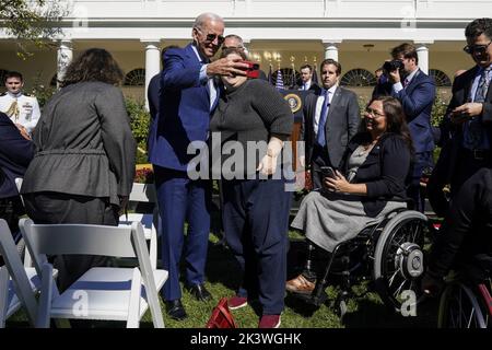 US-Präsident Joe Biden macht ein Selfie mit einem Gast während einer Veranstaltung zur Feier des Americans with Disabilities Act und anlässlich des Disability Pride Month am 28. September 2022 im Rosengarten im Weißen Haus in Washington, DC. US-Senatorin Tammy Duckworth (Demokrat von Illinois) sieht rechts. Kredit: Yuri Gripas/Pool über CNP Stockfoto