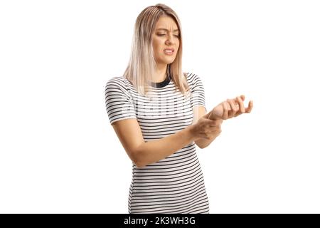 Junge Frau mit Schmerzen, die ihr Handgelenk isoliert auf weißem Hintergrund hält Stockfoto