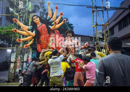 Kalkutta, Indien. 24. September 2022. (9/24/2022) Arbeiter ziehen ein Idol von Durga durch eine Straße, um mit einem Trolley zu einem Pandal oder einer temporären Plattform für das bevorstehende Festival von Durga Puja in Kalkutta transportiert zu werden. (Foto: Sudipta das/Pacific Press/Sipa USA) Quelle: SIPA USA/Alamy Live News Stockfoto