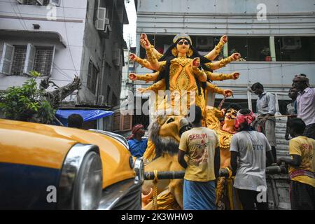 Kalkutta, Indien. 24. September 2022. (9/24/2022) Arbeiter, die Idole von Durga laden, um sie auf einem Lastwagen zu einem Pandal oder einer temporären Plattform für das bevorstehende Festival von Durga Puja in Kalkata zu transportieren. (Foto: Sudipta das/Pacific Press/Sipa USA) Quelle: SIPA USA/Alamy Live News Stockfoto