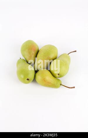 Reife Birnen auf weißem Hintergrund. Fünf reife Birnen mit isoliert auf Weiß. Stockfoto