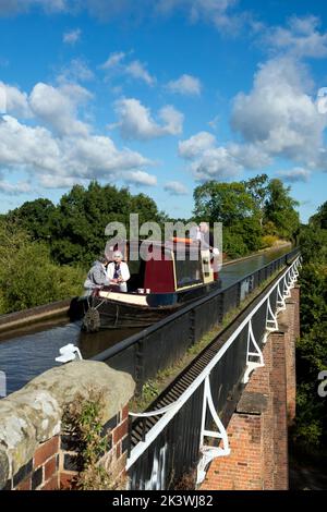 Ein Schmalboot, das Edstone Aqueduct, Stratford-upon-Avon Canal, Warwickshire, England, Großbritannien, überquert Stockfoto