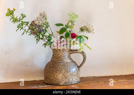 Bouquet von natürlichen Blumen in dekorativen Topf. Frankreich. Stockfoto