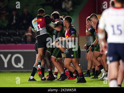 Nathan Jibulu von Harlequins feiert den ersten Versuch ihrer Mannschaft während des zweiten Spiels des Premiership Rugby Cup im Twickenham Stoop, London. Bilddatum: Mittwoch, 28. September 2022. Stockfoto