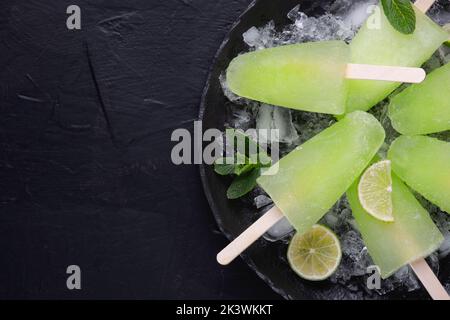 Hausgemachte Popsicles mit Limettensaft und Minze, Mojito-Fruchteis Stockfoto