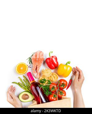 Hintergrund für gesunde Lebensmittel. Frauenhände und gesunde Lebensmittel in Papiertüten Fisch, Gemüse und Obst auf Weiß. Einkaufen Lebensmittel Supermarkt Konzept. SPA kopieren Stockfoto