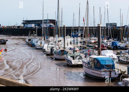 Die Hafenseite in der Küstenstadt Bridlington in Yorkshire, East Yorkshire, mit vielen kleinen Booten, die im Dock festgemacht sind. Stockfoto