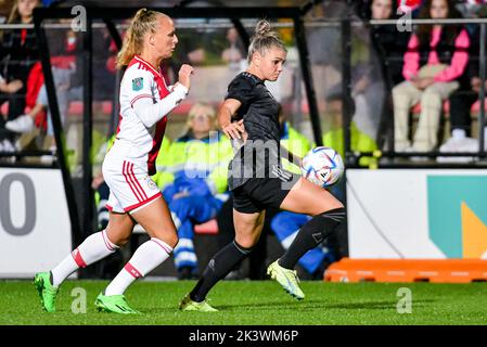 DUIVENDRECHT, NIEDERLANDE - 28. SEPTEMBER: Kleine Hoekstra von Ajax, Laura Wienroither von Arsenal während des UEFA Women's Champions League Qualifikationsspiels zwischen Ajax Amsterdam und FC Arsenal am 28. September 2022 in De Toekomst in Duivendrecht, Niederlande (Foto: Jan Mulder/Orange Picles) Stockfoto