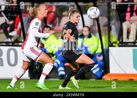 DUIVENDRECHT, NIEDERLANDE - 28. SEPTEMBER: Kleine Hoekstra von Ajax, Laura Wienroither von Arsenal während des UEFA Women's Champions League Qualifikationsspiels zwischen Ajax Amsterdam und FC Arsenal am 28. September 2022 in De Toekomst in Duivendrecht, Niederlande (Foto: Jan Mulder/Orange Picles) Stockfoto