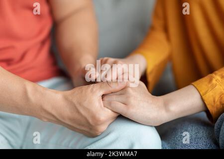 Hände von kuscheligen Mann und Frau, Nahaufnahme geschossen Stockfoto