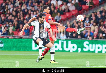 Jude Bellingham, eng 8 Wettbewerb um den Ball, Tackling, Duell, Header, zweikampf, Aktion, Kampf gegen Ilkay Gündogan, DFB 21 im UEFA Nations League 2022 Spiel ENGLAND - DEUTSCHLAND in der Saison 2022/2023 am 26. September 2022 in London, Großbritannien. © Peter Schatz / Alamy Live News Stockfoto