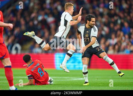 Joshua Kimmich, DFB 6 Ilkay Gündogan, DFB 21 Wettkampf um den Ball, Tackling, Duell, Header, zweikampf, Aktion, Kampf gegen Jude Bellingham, eng 8 im UEFA Nations League 2022 Spiel ENGLAND - DEUTSCHLAND 3-3 in der Saison 2022/2023 am 26. September 2022 in London, Großbritannien. © Peter Schatz / Alamy Live News Stockfoto
