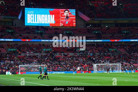 Jude Bellingham, eng 8 auf der Leinwand von Wembley im UEFA Nations League 2022-Spiel ENGLAND - DEUTSCHLAND 3-3 in der Saison 2022/2023 am 26. September 2022 in London, Großbritannien. © Peter Schatz / Alamy Live News Stockfoto