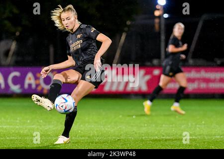 DUIVENDRECHT, NIEDERLANDE - 28. SEPTEMBER: Leah Williamson von Arsenal während des UEFA Women's Champions League Qualifikationsspiel zwischen Ajax Amsterdam und dem FC Arsenal am 28. September 2022 in De Toekomst in Duivendrecht, Niederlande (Foto: Jan Mulder/Orange Picles) Stockfoto