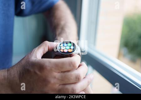 Granada, Andalusien, Spanien - 28. September 2022: Mann nutzt den App-Bildschirm der neuen Samsung Watch 5 Pro. Stockfoto