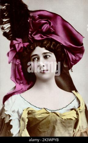 1895 Ca, Paris, FRANKREICH: Die gefeierte Opernsängerin und -Tänzerin, Demi-mondaine der pariser Belle Epoque LA BELLE OTERO ( Agustina Otero Iglesias , 1868 - 1965 ), als Tänzerin bei Les Folies Bergeres in Paris. FOTO VON REUTLINGER , PARIS - BELLA OTERO - CORTIGIANA - BALLERINA - TÄNZERIN - BALLETT - BALLETTO - DANZA - TANZ - MUSA - DIVA - DIVINA - PORTRAIT - RITRATTO - GESCHICHTE - FOTO STORICHE - MUSICA CLASSICA - KLASSIK - SOPRAN - OPERA LIRICA --- ARCHIVIO GBB Stockfoto