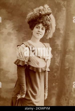 1899 ca, Paris , FRANKREICH : die schauspielerin BRESIL ( 1880 - 1961 ), die im französischen Theater und Stummfilm geboren wurde, ist Marguerite Lucile Brésil Neurdein. Foto von Jean Reutlinger ( 1875 - 1917 ) . - TEATRO - THEATER - KINO MUTO - FRANCIA - RITRATTO - PORTRAIT - MODE - MODA FEMMINILE - HUT - CAPPELLO - DIVA - DIVINA - BELLE EPOQUE - STRAUSSENFEDERN - PIUME DI STRUZZO - LÄCHELN - SORRISO - GESCHICHTE - FOTO STORICHE - PORTRAIT - RITRATTO -- - ARCHIVIO GBB Stockfoto