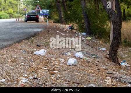 Müll auf der Seite der Autobahn geworfen. Stockfoto