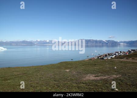 Blick auf die Gemeinde Pond Inlet und Lancaster Sound, in der Nordwestpassage, Nunavut, Kanada Stockfoto