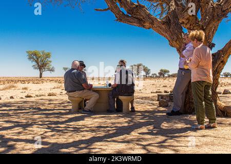 Ein Rastplatz für eine Gruppe von Touristen auf der Straße C14 von Sossusvlei nach Walvis Bay in Namibia, Westafrika Stockfoto