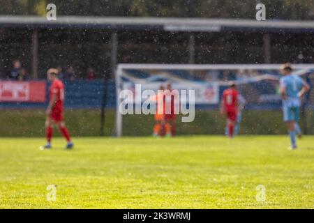 Liversedge veranstaltete Warrington Rylands für ein Fußballspiel in der Premier League Premier Division. Es regnete durch die Sonne Stockfoto