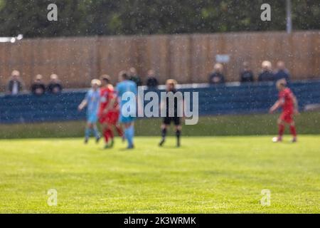 Liversedge veranstaltete Warrington Rylands für ein Fußballspiel in der Premier League Premier Division. Es regnete durch die Sonne Stockfoto