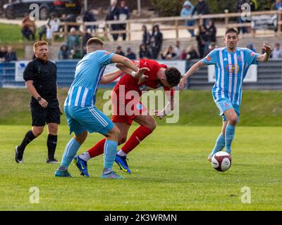 Liversedge veranstaltete Warrington Rylands für ein Fußballspiel in der Premier League Premier Division. Harry Pratt wird auf dem Weg zum Tor zurückgehalten Stockfoto