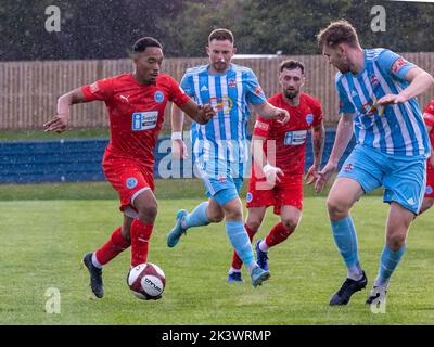 Liversedge veranstaltete Warrington Rylands für ein Fußballspiel in der Premier League Premier Division. Niah Payne läuft bei den Liversedge-Verteidigern Stockfoto