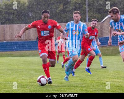 Liversedge veranstaltete Warrington Rylands für ein Fußballspiel in der Premier League Premier Division. Niah Payne läuft bei den Liversedge-Verteidigern Stockfoto