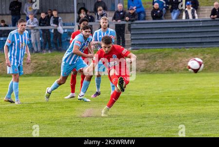 Liversedge veranstaltete Warrington Rylands für ein Fußballspiel in der Premier League Premier Division. Callum Dolan punktet am Strafpunkt Stockfoto