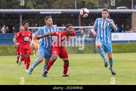 Liversedge veranstaltete Warrington Rylands für ein Fußballspiel in der Premier League Premier Division. Niah Payne hält einen Verteidiger ab, um ein b zu führen Stockfoto