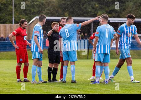 Liversedge veranstaltete Warrington Rylands für ein Fußballspiel in der Premier League Premier Division. Liversedge-Spieler umgeben den Schiedsrichter Stockfoto