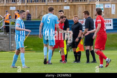 Liversedge veranstaltete Warrington Rylands für ein Fußballspiel in der Premier League Premier Division. Danach schütteln die Teams die Hände der Beamten Stockfoto