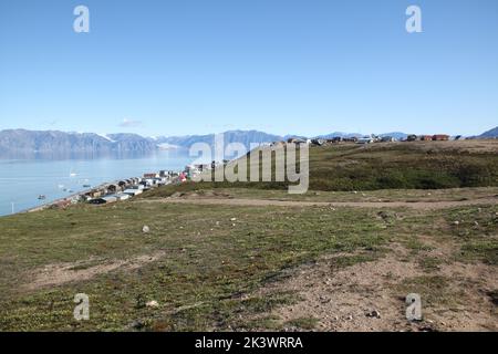 Blick auf die Gemeinde Pond Inlet und Lancaster Sound, in der Nordwestpassage, Nunavut, Kanada Stockfoto