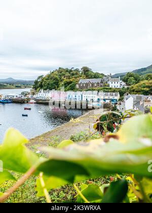 Gemalte Häuser von Portree, einer Stadt auf und Hauptstadt der Isle of Skye in den inneren Hebriden von Schottland Stockfoto