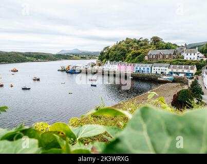 Gemalte Häuser von Portree, einer Stadt auf und Hauptstadt der Isle of Skye in den inneren Hebriden von Schottland Stockfoto