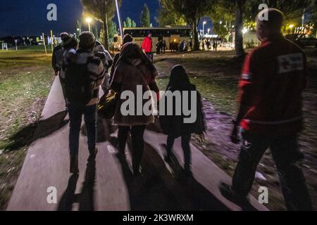 2022-09-28 20:16:32 TER APEL - Asylsuchende mit kleinen Kindern im Bewerbungszentrum. Wieder hielten sich mehrere Dutzend Menschen vor den Toren des Asylbewerberzentrums auf, während Van der Burg zuvor angekündigt hatte, dass niemand mehr draußen schlafen müsse und dass jeder, der wollte, an einem Notfallort woanders untergebracht werden könne. ANP VINCENT JANNINK niederlande Out - belgien Out Stockfoto