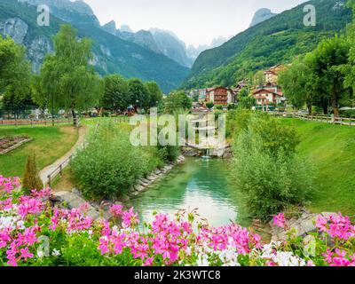 Moleno Stadt und blauer Molveno See am Fuße der Brenta Dolomiten, westliches Trentino-Südtirol in Italien Stockfoto