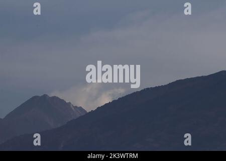 Allgemeine Ansicht der Aktivität des Merapi-Vulkans von Salatiga aus, Zentral-Java. Derzeit ist der Status des Vulkans, der sich an der Grenze von Zentral-Java und der Sonderregion Yogyakarta befindet, noch auf Alarmstufe III deklariert Die Gemeinde wird immer noch gebeten, keine Aktivitäten in potenziellen Gefahrengebieten durchzuführen und Störungen aufgrund der Vulkanasche aus dem Ausbruch des Merapi-Vulkans zu erwarten. Stockfoto